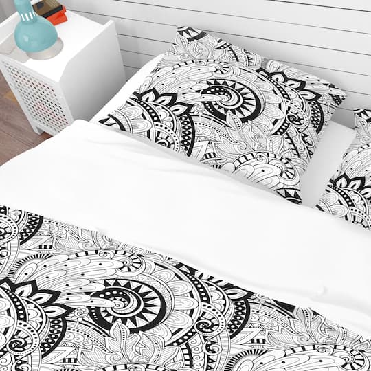 Designart 'Monochrome Abstract Floral Pattern' Bohemian & Eclectic Bedding Set